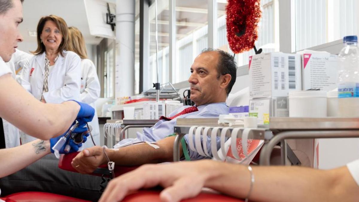 El consejero de Sanidad, José Luis Bancalero, esta mañana donando sangre.