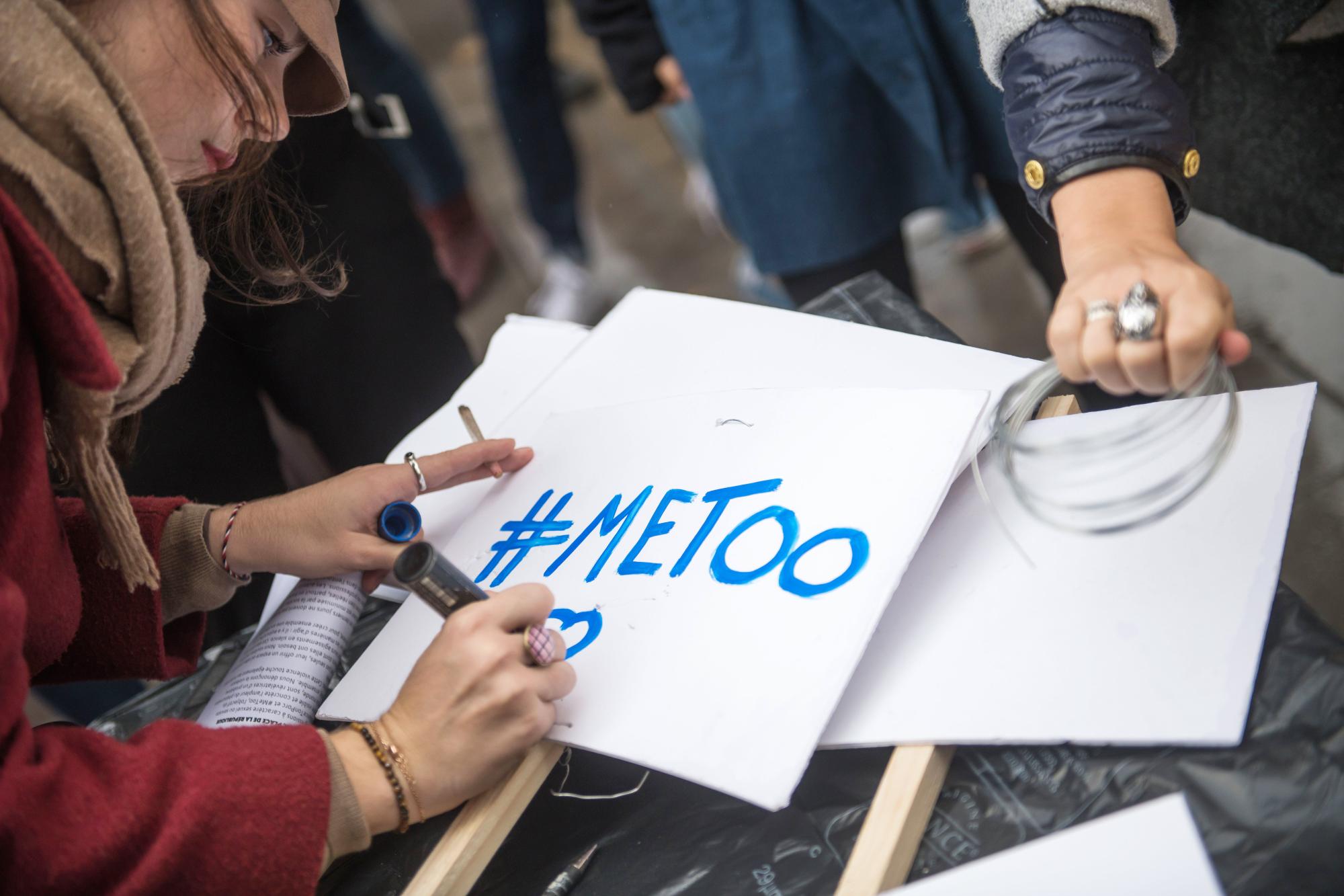 Un grupo de mujeres preparan pancartas para una protesta por los abusos en París en 2017.