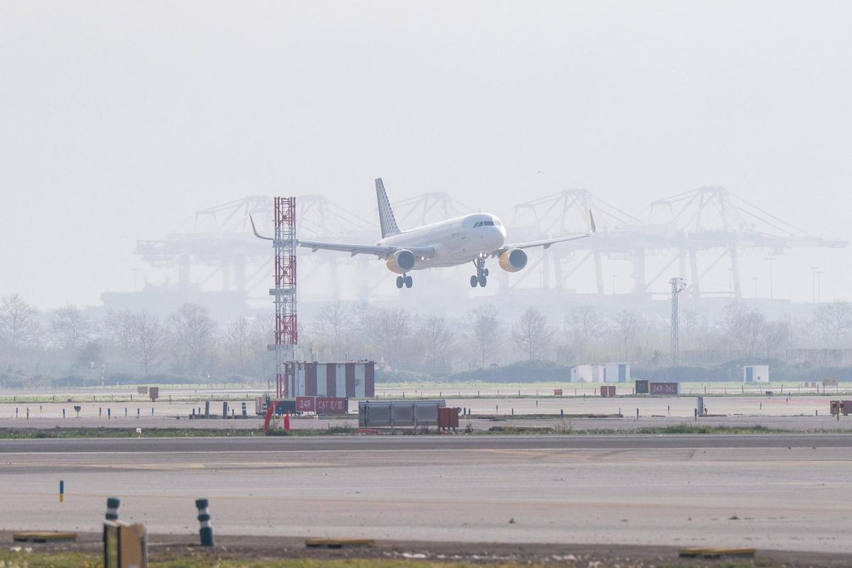 El aeropuerto de Barcelona-El Prat no se espera a la ampliación: renovará el asfalto de la pista del mar, construirá nuevos carriles y modernizará instalaciones.