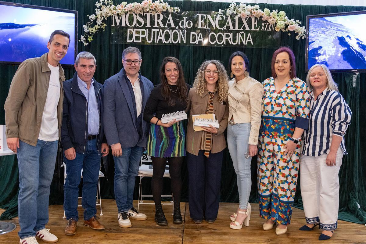 A alcaldesa, segunda dereita, con concelleiras e concelleiros e Nerea Pallares, quinta pola dereita.