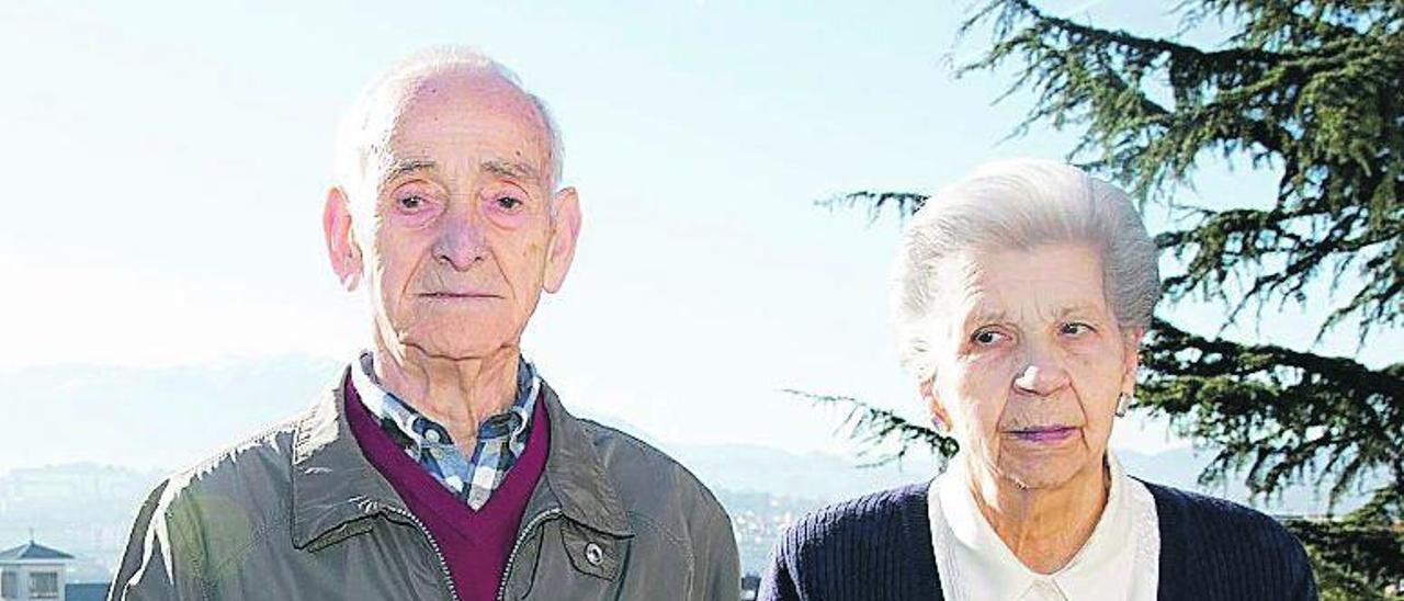 Melchor Fuentes y su esposa, Petra Ojeda, ayer, en la residencia de las Hermanitas, en la falda del Naranco (Oviedo).