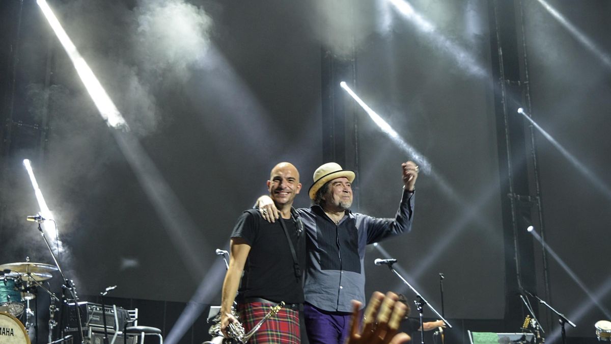 El saxofonista cincovillés Josemi Sagaste y Joaquín Sabina, en uno de los muchos conciertos que han compartido en estos últimos 20 años.