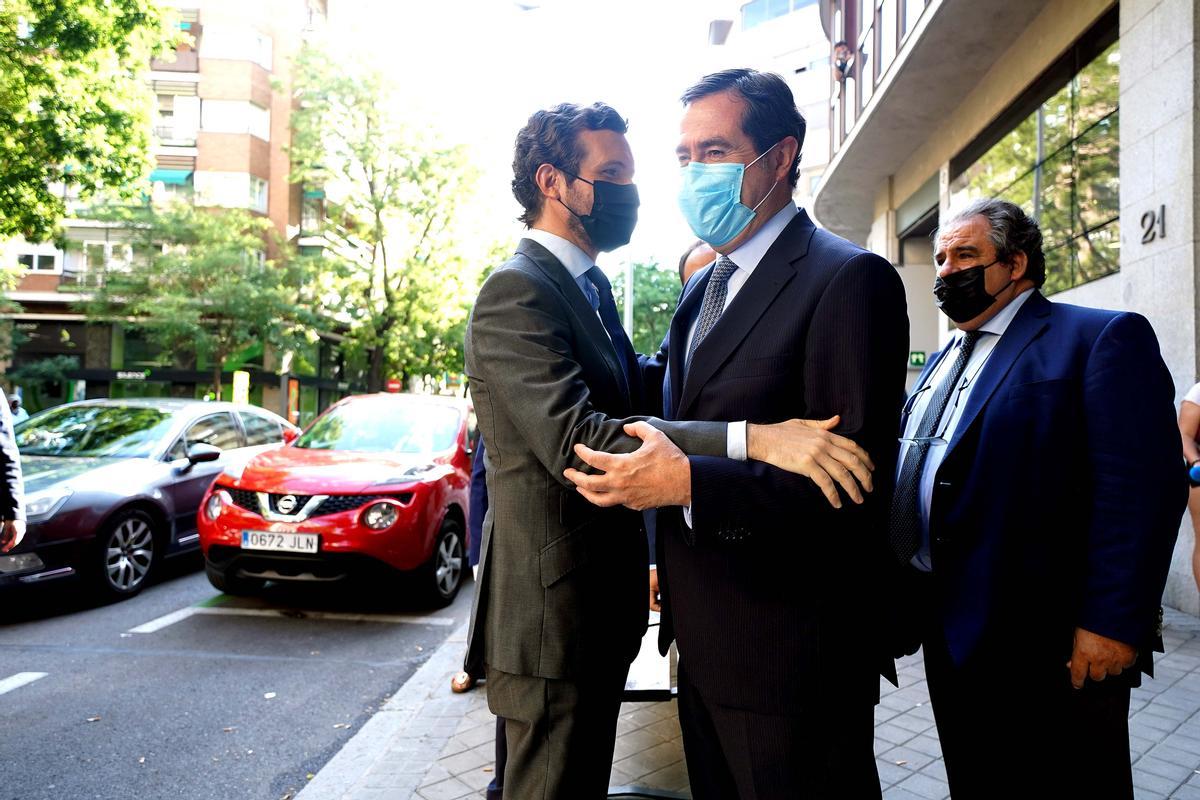 El presidente del PP, Pablo Casado, y el líder de CEOE, Antonio Garamendi, se saludan antes de participar en un acto conjunto el pasado mes de julio