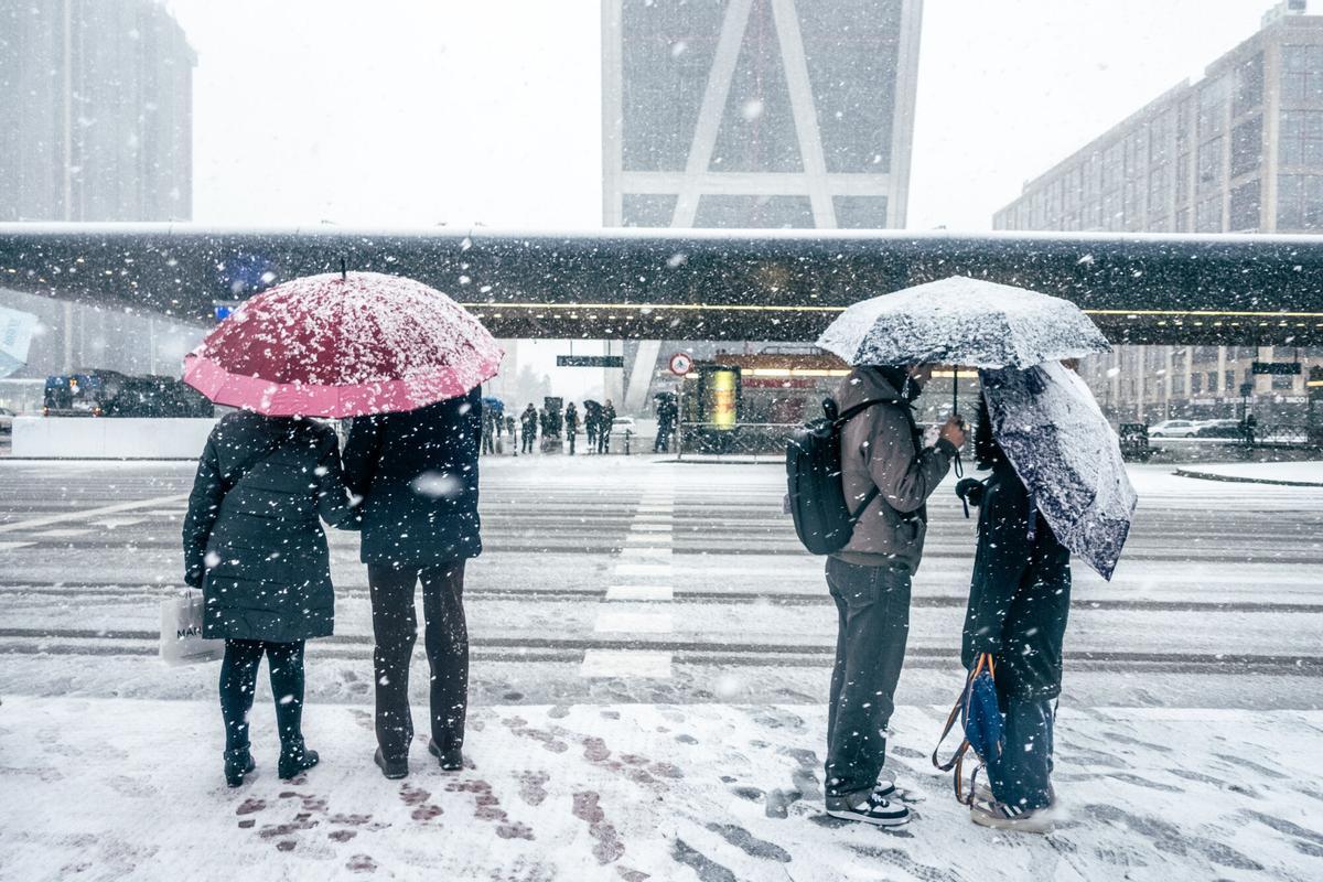 El centro de Madrid durante el temporal, a 28 de enero de 2026, en Madrid (España). El temporal de nieve que sacude la Comunidad de Madrid deja abundantes incidencias en toda la región, aunque especialmente en las carreteras de la Sierra de Madrid y también en la zona norte de la capital, donde se acumulan varios centímetros de nieve y ya cuaja en el asfalto. 28 ENERO 2026 César Vallejo Rodríguez / Europa Press 28/01/2026. César Vallejo Rodríguez
