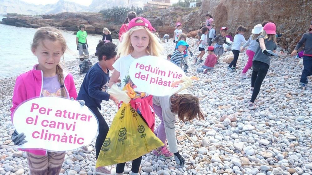 160 alumnos limpian las playas de Artà