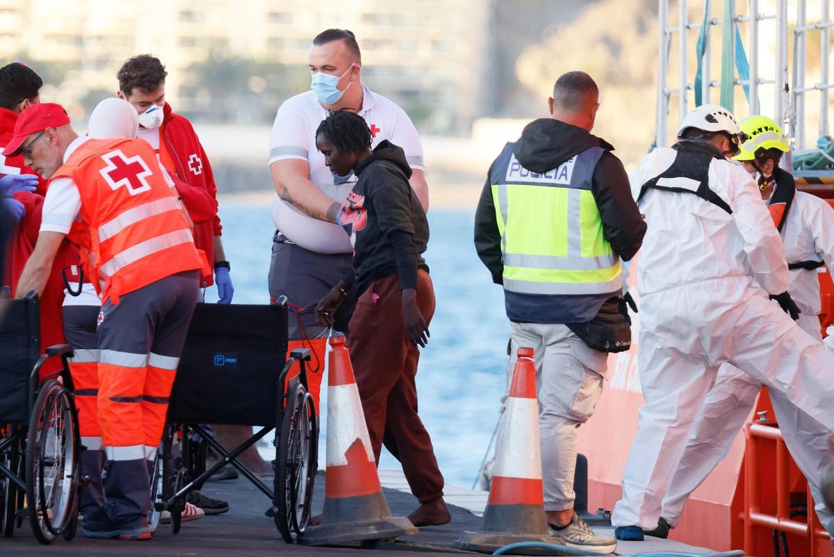Varios migrantes son rescatados y trasladados por Salvamento Marítimo al puerto de Arguineguín.