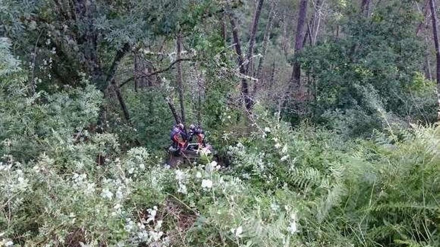 Pernía y Peñate salen del Hyundai tras accidentarse. // Pé Á Chapa Racing