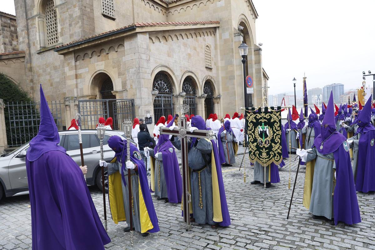 La procesión del Encuentro de Resurrección en Gijón, en imágenes