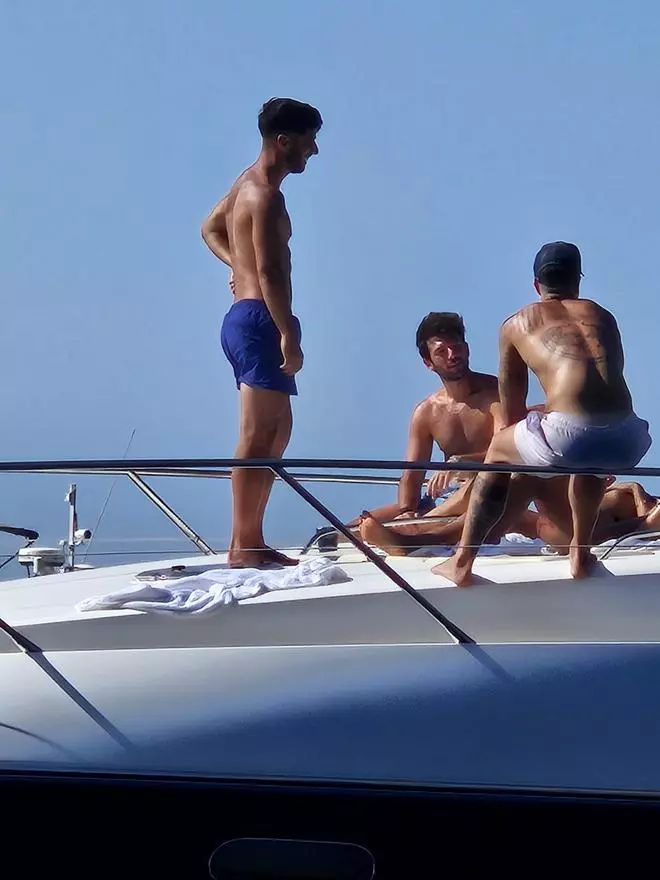 Marco Asensio navega con amigos por la costa de Andratx