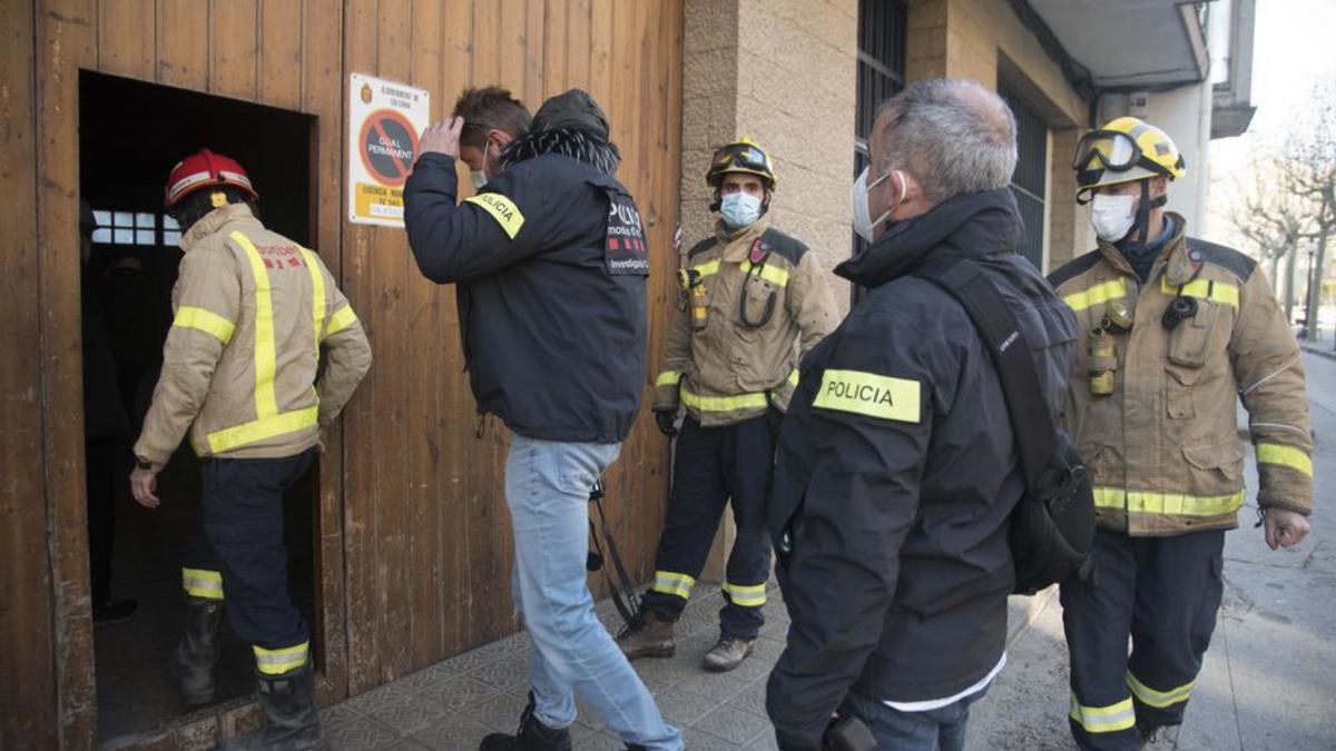 Bombers i Mossos inspeccionen les afectacions de l’incendi | MIREIA ARSO