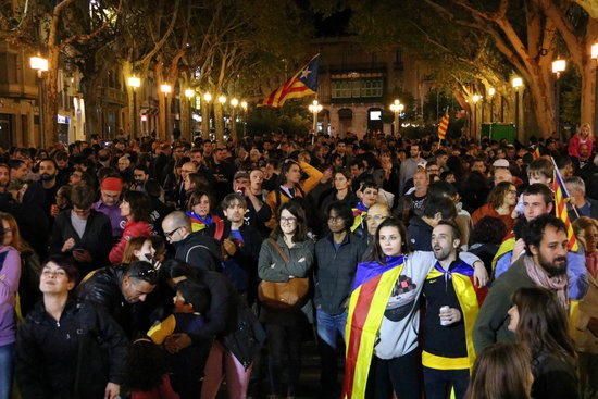 500 persones  a la Rambla de Figueres per celebrar la proclamació de la República