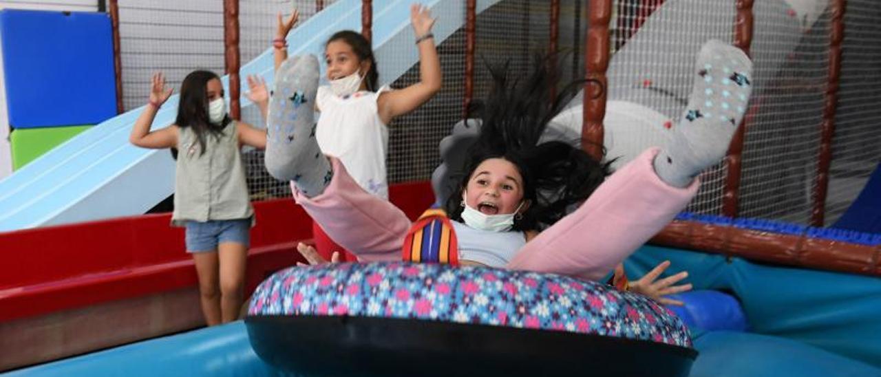 Una niña tirándose por uno de loslos toboganes del centro de ocio Mountain House.