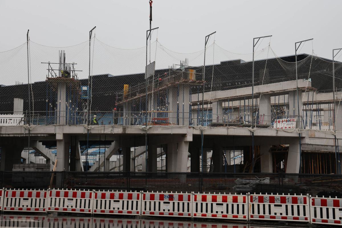 Operarios trabajando este martes en las obras de la grada de Gol, en Balaídos.