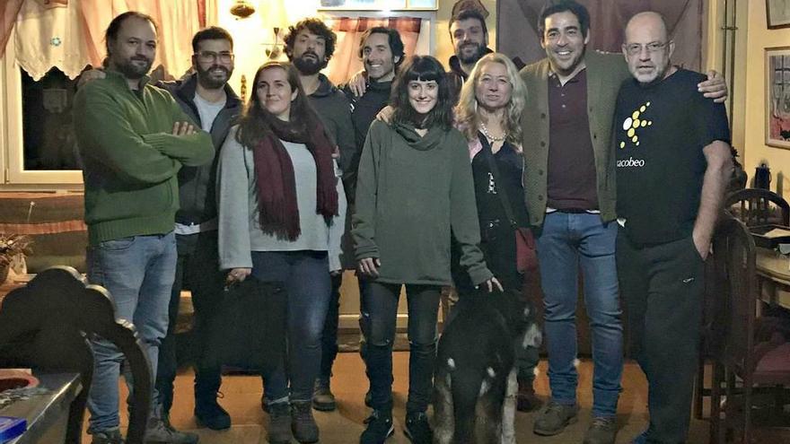 El equipo de &quot;El paisano&quot;, encabezado por el actor Pablo Chiapella -segundo por la derecha-, ayer, en el taller de la azabachera Begoña Gutiérrez, en Tazones.