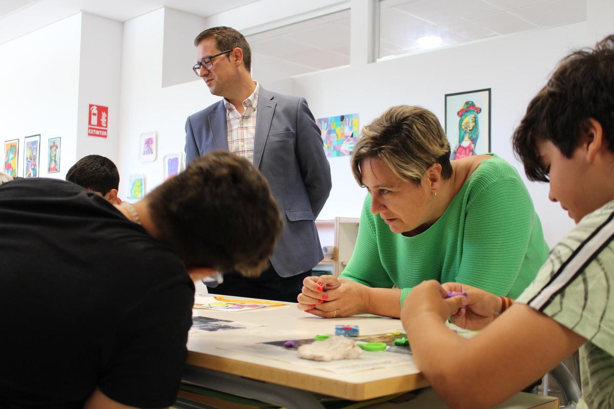 La consellera Tamarit, esta mañana en la escuela de Palmera