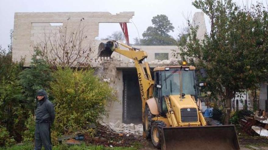 Una excavadora derriba una vivienda ilegal en Ourense. / Iñaki Osorio