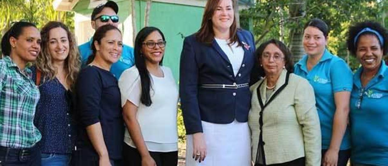 Cristina Valledor (segunda por la izquierda) junto a la ministra de la Mujer de la República Dominicana, Janet Camilo, y el equipo de la Oficina Provincial para el Desarrollo de la Mujer.