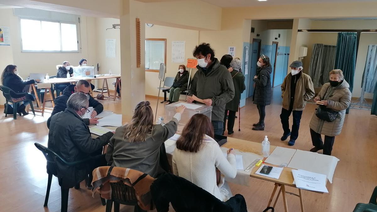 Electores en el colegio del antiguo centro de salud esperan su turno para votar