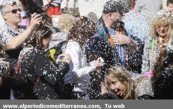 GALERÍA DE FOTOS - El Coso Multicolor inunda de confeti Castellón