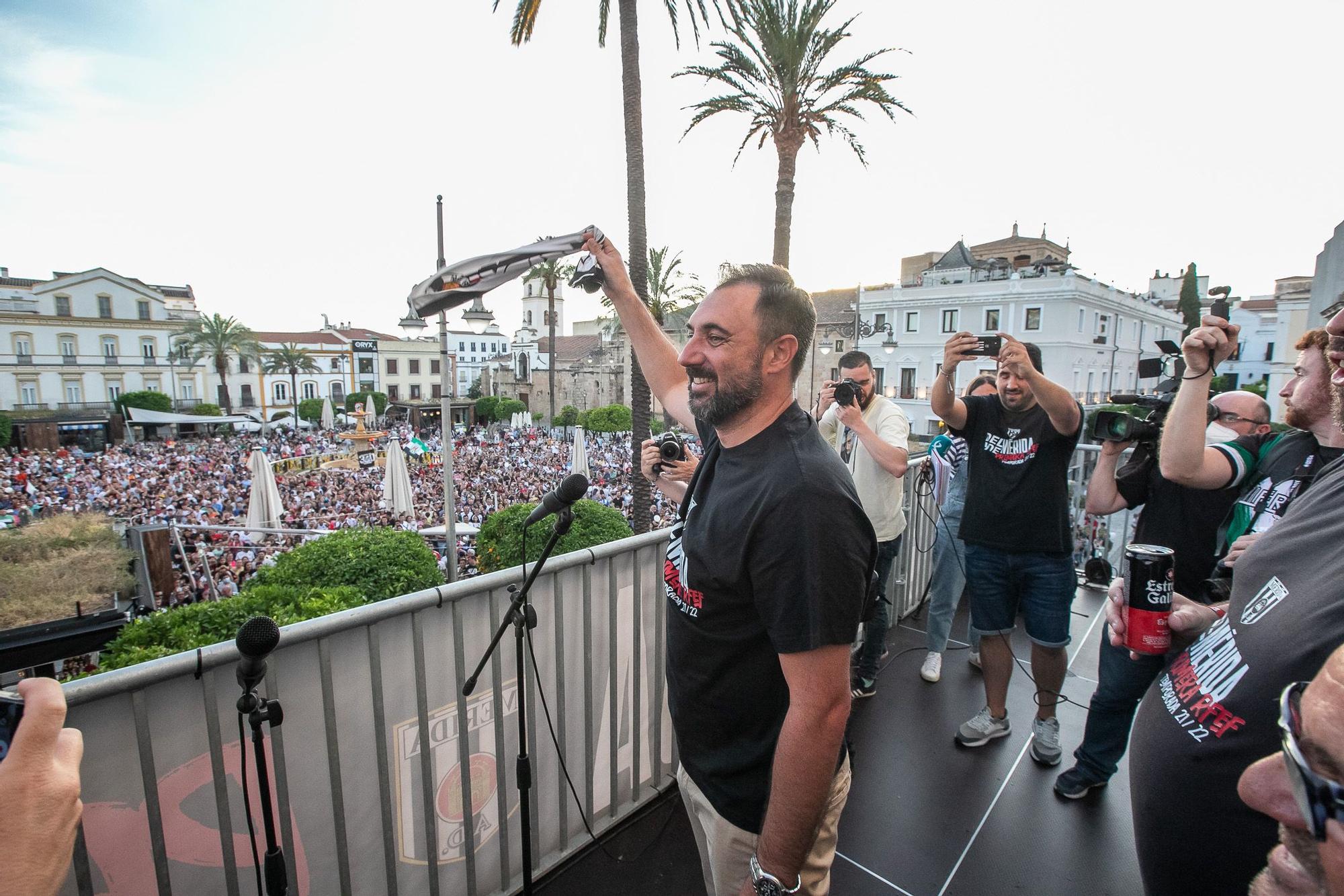 El Mérida celebra con su afición el ascenso a Primera RFEF