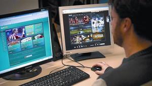 Un internauta navega per diverses webs d’apostes esportives.