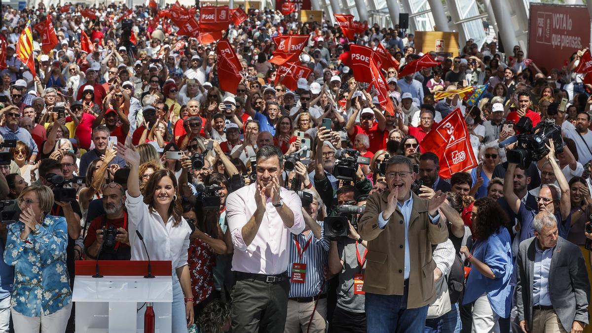 La candidata del PSPV al Ayuntamiento de Valencia y actual vicealcaldesa, Sandra Gómez; el presidente del Gobierno, Pedro Sánchez (2d); y el presidente de la Generalitat, Ximo Puig; intervienen en un acto de campaña del PSPV-PSOE, en Valencia