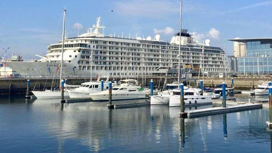 El crucero &#039;The World&#039;, atracado ayer en el muelle de Trasatlánticos.