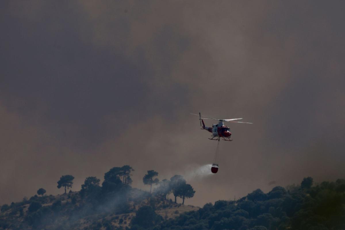 Un helicóptero de extinción de incendios arroja agua sobre un incendio forestal cerca de Robledo de Chavela, a unos 60 kilómetros al oeste de Madrid, el 27 de julio de 2026.