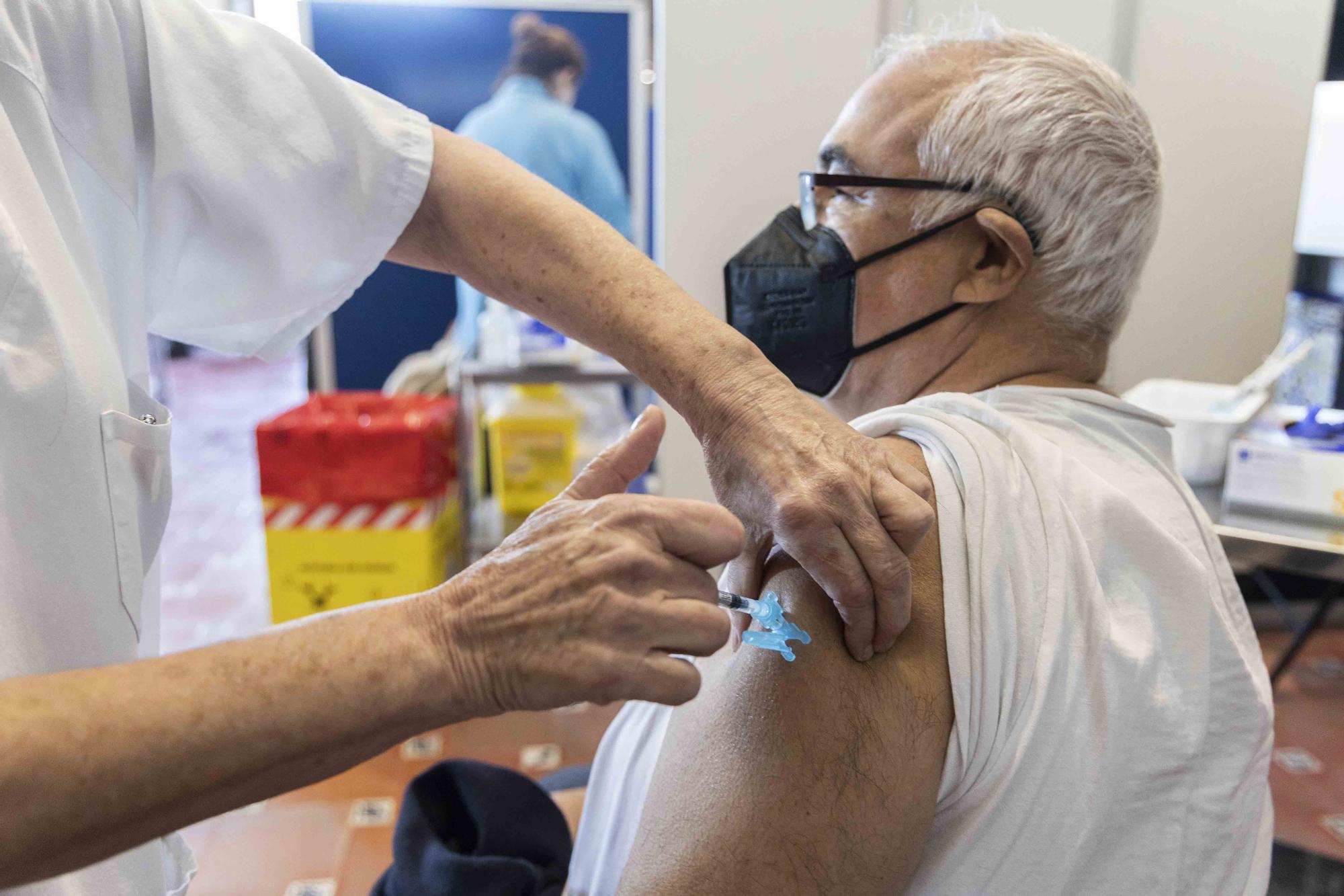 Colas para primeras y terceras dosis en el hospital de la Malvarrosa