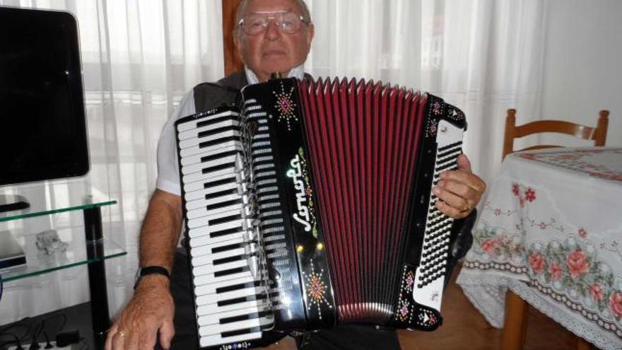 Víctor Iglesias, en su casa con el acordeón.