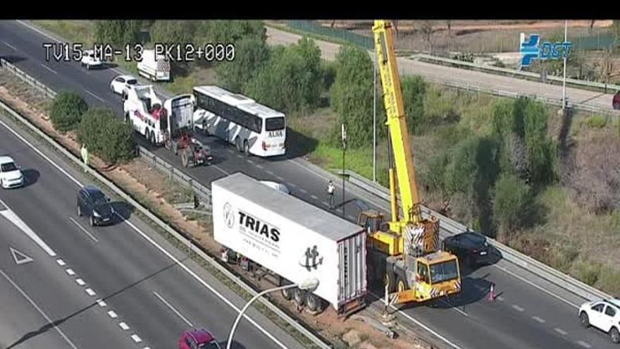 El camión accidentado en la autopista de Inca.