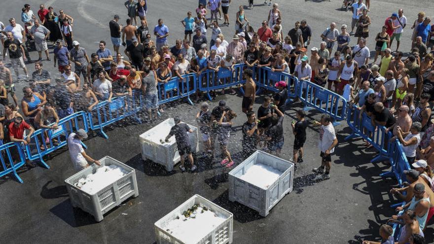 Decenas de festeros se refrescaron arrojándose cerveza en la zona del puerto.