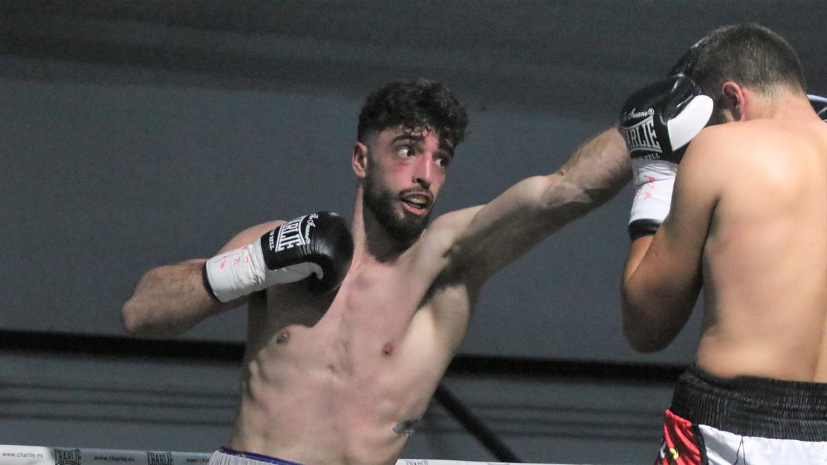 José Luis Navarro Jr. 'El Cazador', en su combate en Córdoba ante Mathieu Gomes.