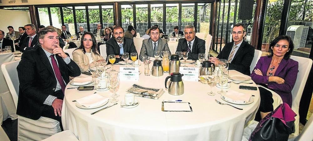 El director de relaciones con los medios de Aguas de Alicante, Martín Sanz; la directora de Desarrollo Sostenible de Hidraqua, Amelia Navarro; el director de Organización y Recursos Humanos de Aguas de Alicante, Marc García; el director de Clientes de Hidraqua, Isidoro Andreu; el director financiero de la firma, Eduardo Montero; el director de Poblaciones de Hidraqua, Sergio Sánchez; y la ejecutiva de cuentas de AON, Pilar Carrillo.