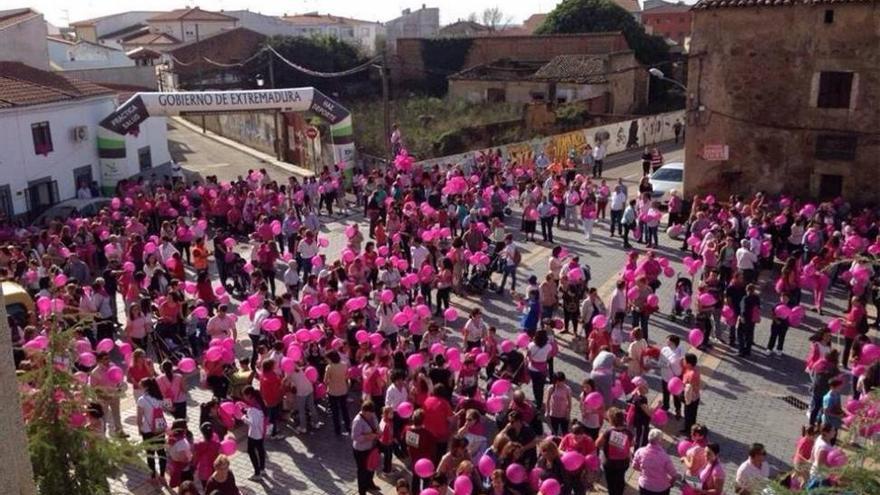 Los pueblos extremeños se tiñen de rosa contra el cáncer