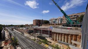 Parets del Vallés 02/09/2025 derribo del edificio de la histórica estación de tren de Parets del Vallès, construida en 1886. La tiran por el desdoblamiento de la R3. Al final de la avenida están los módulos provisionales que se han instalado para poder entrar a la estación. Fotografía de Ferran Nadeu
