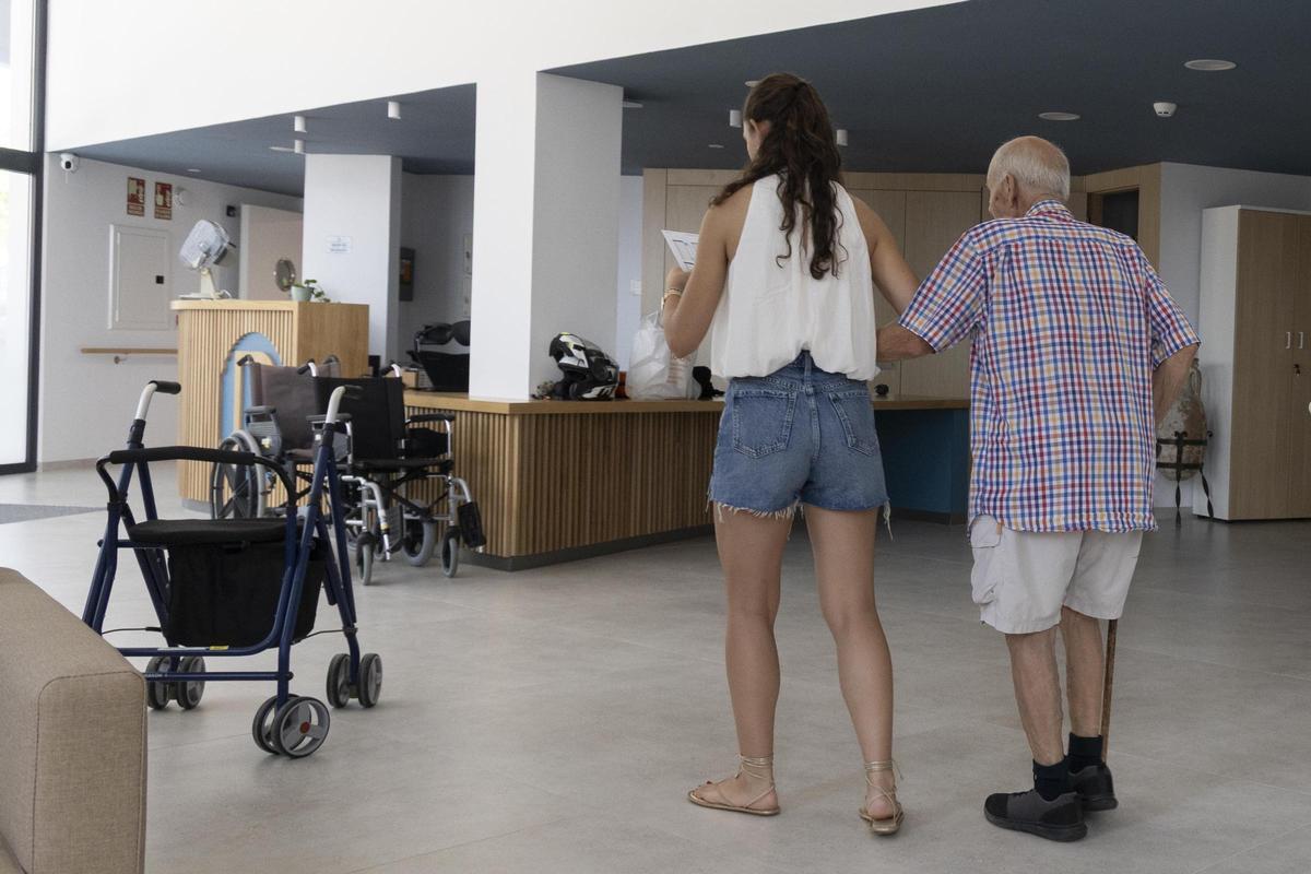 Así ha sido el traslado de los usuarios a la nueva residencia la  Beneficencia de Ontinyent