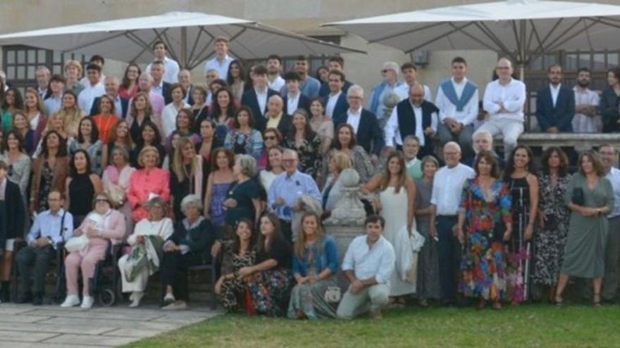 Encuentro Gil: cuatro generaciones. Días pasados se han vuelto a reunir en el Parador Nacional de Baiona los Gil, hasta 147 miembros de 4 generaciones. Originarios de Baiona, ya en la 2ª generación, comenzaron a inundar Vigo, donde se establecieron los Gil-Suárez, y parte de los Carrasco-Gil y los Martínez-Gil, continuando algunos otros hacia Pontevedra, Madrid o Barcelona, con esa costumbre tan nuestra de inundar el mundo. En la foto que nos remite nuestro vigués internacional, Wuly Fernández, integrado en los Gil-Suárez por su matrimonio con Xela (octava de los 10 hermanos), podréis encontrar a un gran numero de ellos. (Foto V.S.)