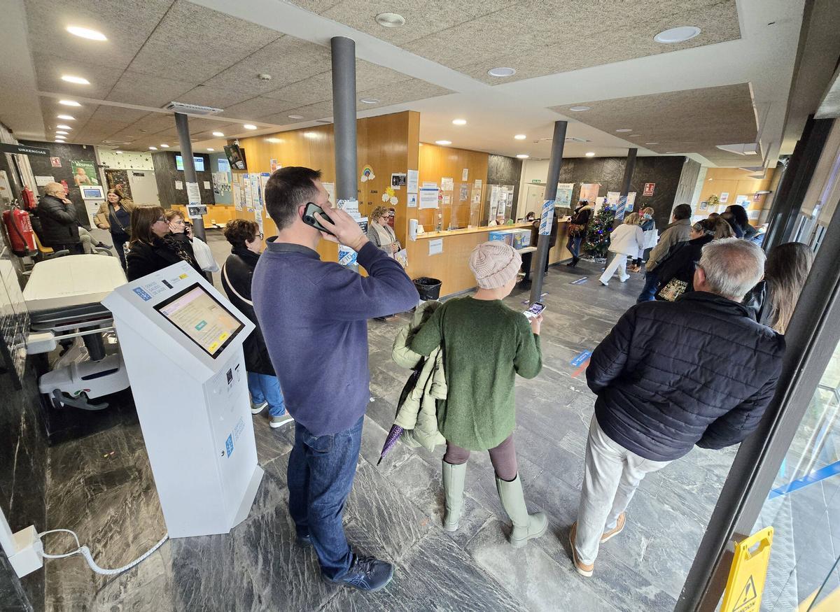 Cola de pacientes para solicitar cita en el centro de salud de Teis.