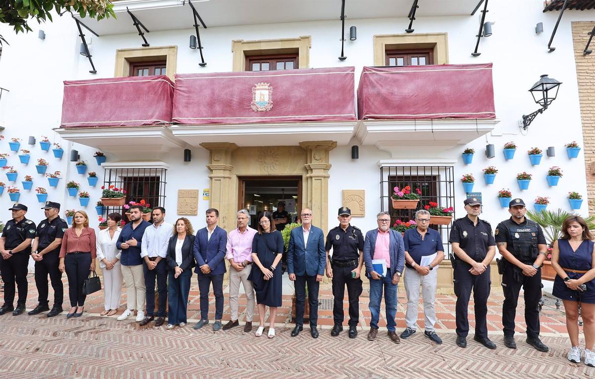 Representantes de Marbella, durante el minuto de silencio