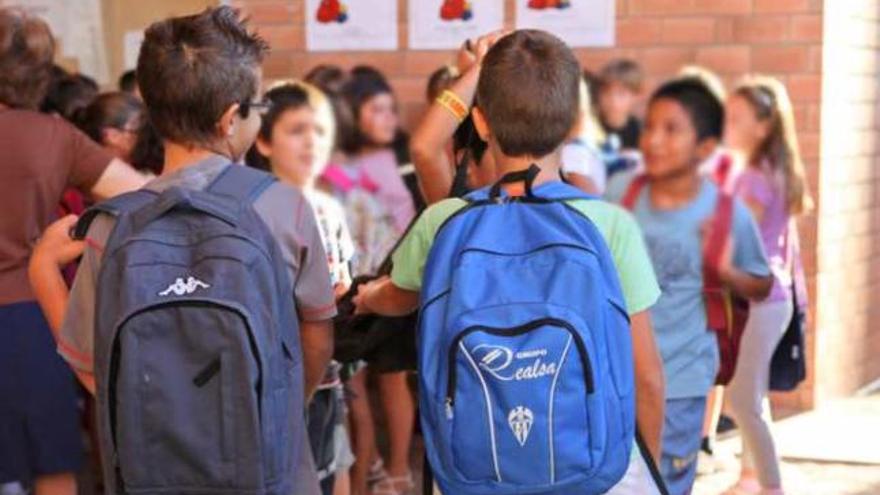 Niños y niñas, ayer, en el colegio Romeral de Alcoy.