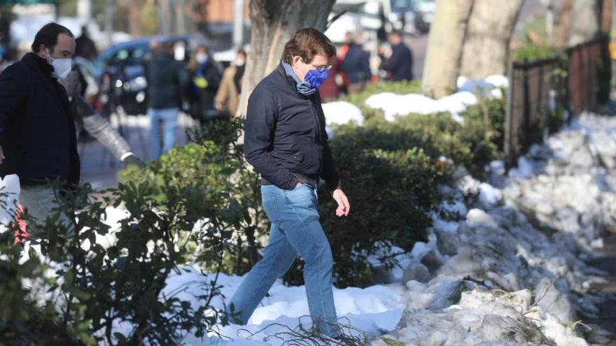 Almeida pasea por las calles de Madrid, aún cubiertas de nieve