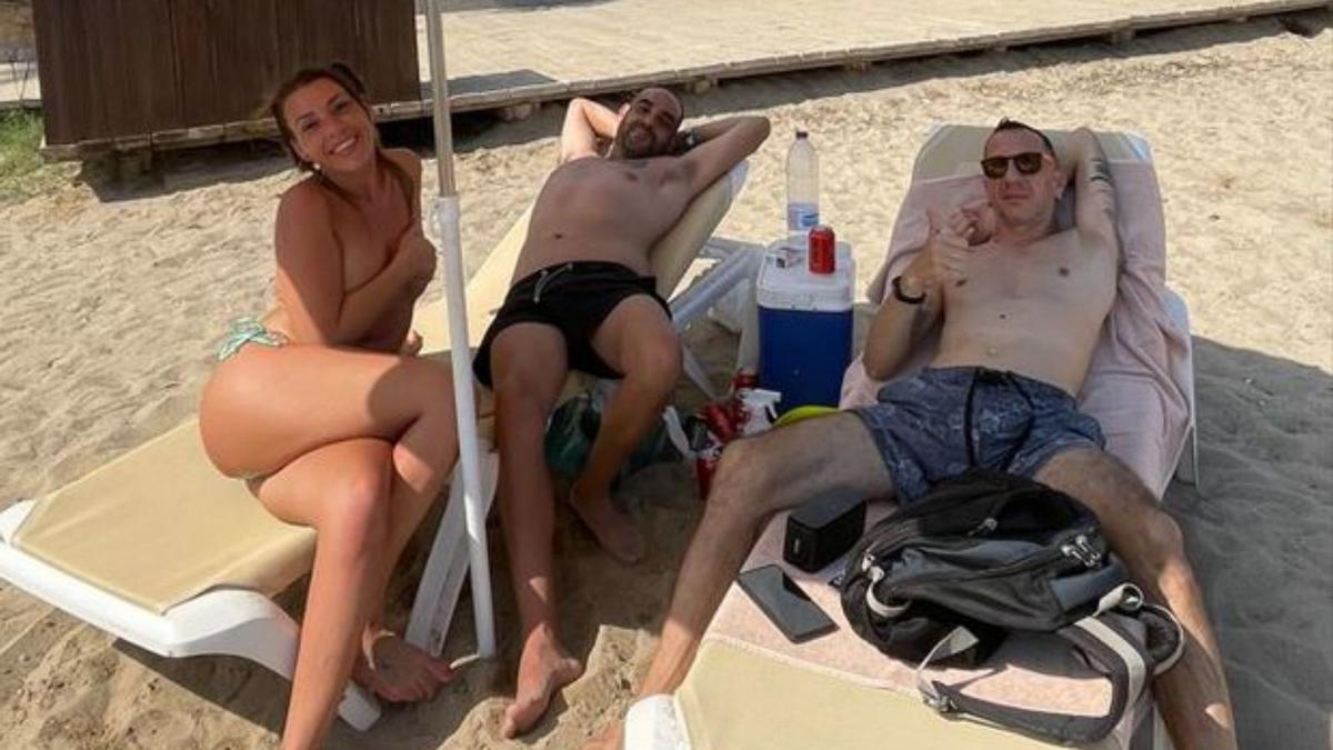 Un grupo de jóvenes de Valencia tomando en sol en Platja d’en Bossa.