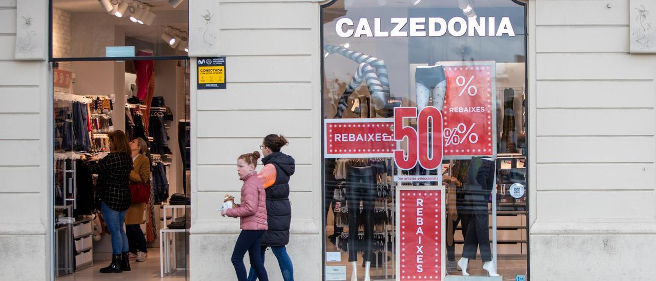 El comercio se irá sumando a la campaña de rebajas entre hoy y el 8 de enero