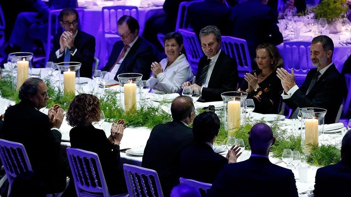 El Rey, junto a la ministra Nadia Calviño y con Quim Torra delante, en la cena de bienvenida del MWC.