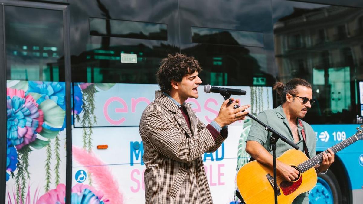 Inazio protagoniza un concierto sorpresa sobre ruedas para presentar la lanzadera gratuita del Jardín de las Delicias