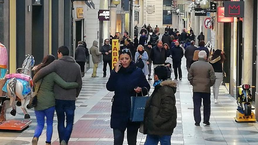 Un dels carrers comercials de Figueres en una imatge d&#039;arxiu