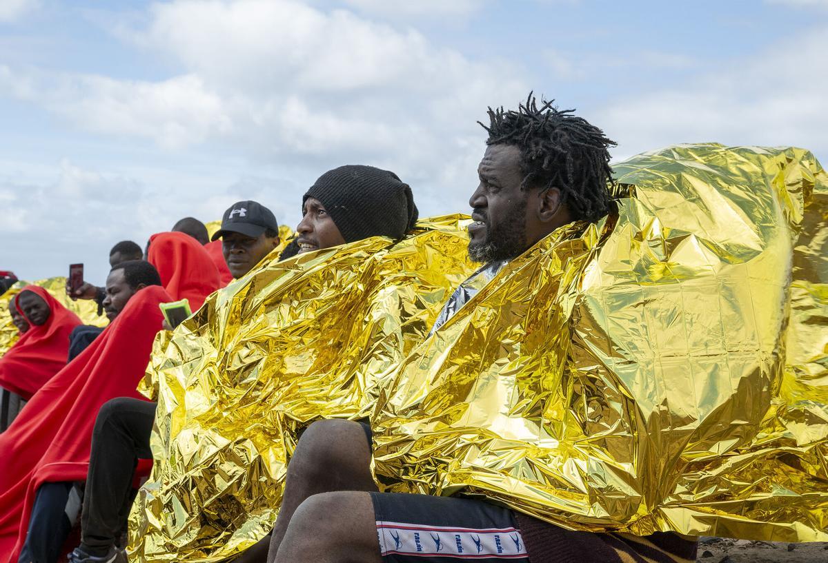 Una neumática con unos 50 migrantes llega a la costa de Teguise (Lanzarote) Una neumática con unos 50 migrantes llega a la costa de Teguise (Lanzarote)