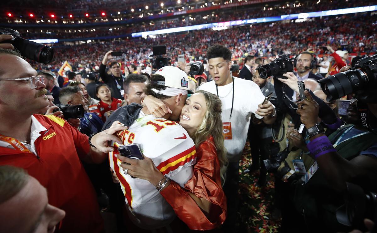 Glendale (United States), 12/02/2023.- Kansas City Chiefs quarterback Patrick Mahomes (L) embraces his wife Brittany (R) after defeating the Philadelphia Eagles in Super Bowl LVII between the AFC champion Kansas City Chiefs and the NFC champion Philadelphia Eagles at State Farm Stadium in Glendale, Arizona, 12 February 2023. The annual Super Bowl is the Championship game of the NFL between the AFC Champion and the NFC Champion and has been held every year since January of 1967. (Estados Unidos, Filadelfia) EFE/EPA/CAROLINE BREHMAN