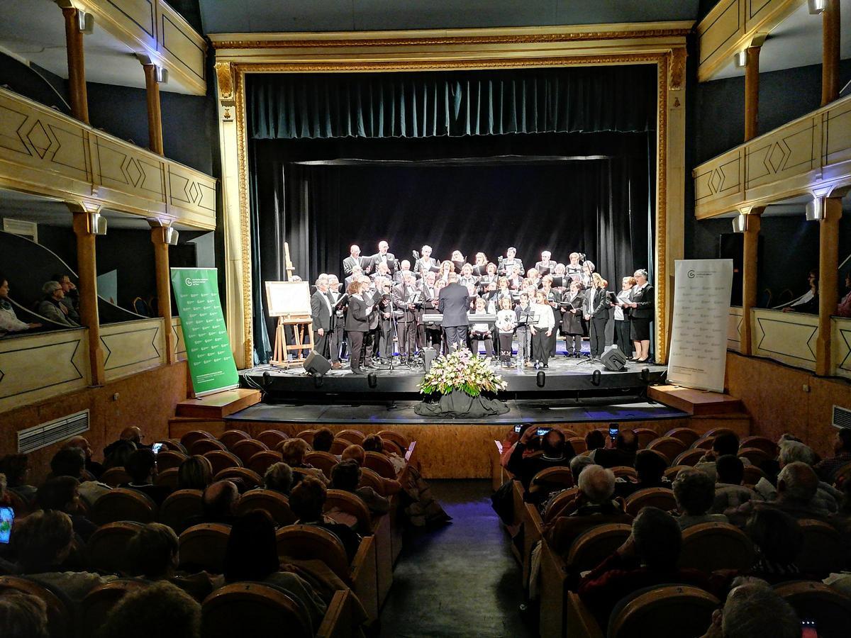 Los integrantes de "La Mayor" interpretan una de las canciones del repertorio.